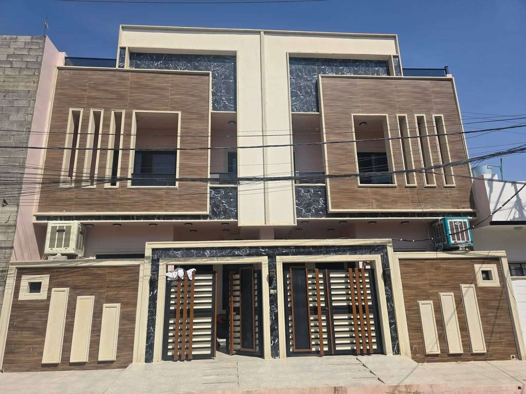 دارين للبيع بناء حديث 2025 الاخاء الثالثة 
جمعية ضفاف دجلة صنف الارض زراعي 
مساحة كل دار: 100م 
الواجهة: 6.25
العمق : 16
يتكون من طابقين وكل طابق يتكون من:
طابق {1}كراج مطبخ استقبال هول غرفة نوم + سويت وصحيات
طابق {2}غرفتين نوم +سويت وهول وصحيات بالاضافة الى البيتونة
يحتوي على كافة الانظمة
غسالات-سبالات-كامرات-دشات-انترنيت
ملاحظة :غير متواجد على النيت فقط اتصال
الاتصال ***********
            ***********
وكما موضح بالصور
