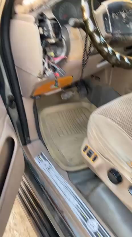 السلام عليكم سياره فورد امريكي موديل  1999كير ومكينه مكفوله من الصبغ مكفوله من الكص مكفوله ماعده بارد بصفحة اليمنه بيع او مراوس
السعر 48 $ بيهه مجال
***********
