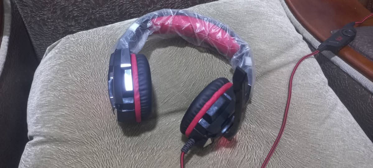 سماعة كيمينك لقطة (أخو الجديد)
السماعة نظيفة كلش (استخدام حشمة) وصوتها محيطي رهيب للألعاب (ببجي/كود).
​المايك صافي جداً والواير أصلي ومغلف.
​تشتغل على الموبايل، الآيباد، البلايستيشن، والحاسبة.
​الإضاءة (LED) مالتها شغالة وتخبل.
​السعر: 25 ألف (بيها مجال بسيط للشراي).
المكان: بعقوبة. 
للتواصل خاص او الرقم ***********

