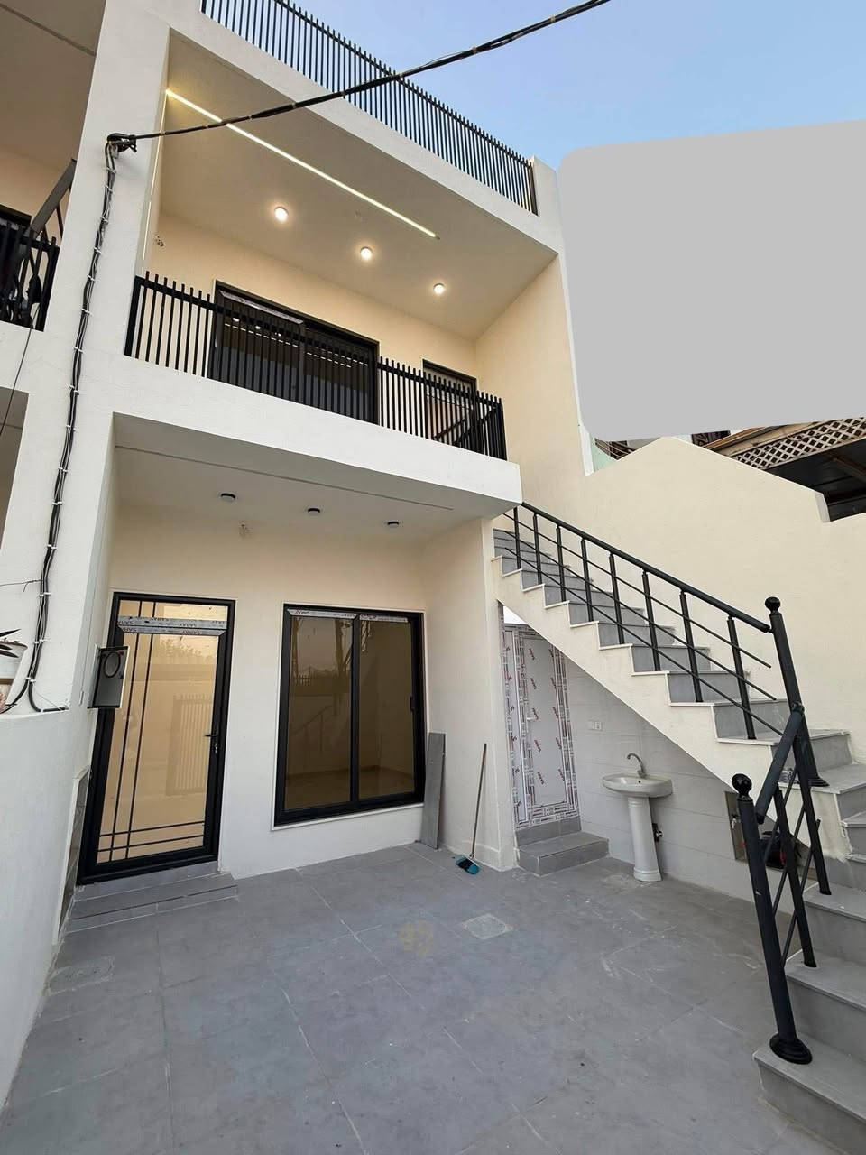 #دارللبيع  طابقين بناء حديث سقف مغربي نضام دكت
 مؤجر بوارد شهري ٣٠٠ الف 

لمعرفة السعر الاتصال على رقم الواتساب *********** او مراسله الصفحه 

#المساحة :-  100  متر 

#واجهة الدار :  5 * 20  متر

#نوع #العقار :- طابو ملك صرف

#الموقع كركوك — القادسيه الاولى قرب مدرسه طيبه الموقع  جيد قريب من كافة الخدمات 

#تفاصيل الدار

♦️الطابق الاول 

- استقبال  
- غرفة نوم 
- مطبخ 
- درج خارجي
- صحيات 
- كراج سيارة .

♦️الطابق الثاني 

- استقبال 
- غرفه نوم
- مطبخ
- صحيات 

#للأستفسار الأتصال على الارقام التالية :-

 📞 *********** 
أو مراسلتنا عبر الواتساب 

أو مراجعة مكتب الصرح للعقار  الكائن في القادسية الثانية  قرب تقاطع الحرية قادسية ومثلجات سارا
{  #نتشرف #بزيارتكم }
