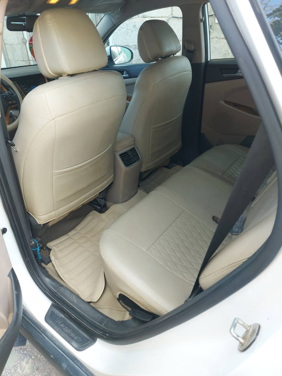 سلام عليكم  
توسان 2018 مواصفات خليجي 4 سلندر  حجم 2.0L تنفس طبيعي سيارة ماشية 91 الف كيلومتر  . رقم ديالى الجديد سنوية وهزة جديدة ، مكانها ديالى تقاطع القدس . السعر 180$ وبيها مجال . للإستفسار ***********
