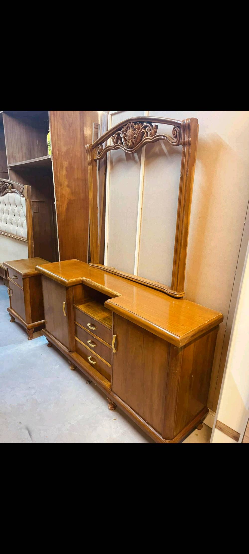 غرفه صاج عراقي  🇮🇶
غرفه صاج ثقيله درجه أولئ ✨
5 باب عالي🚪 
دنك زان 🪵
ضهر جرجوبه 💢
نضافه 90 ٪💯
شغل ثقيل 💫
عدد قطعه 5
سعر مليون 