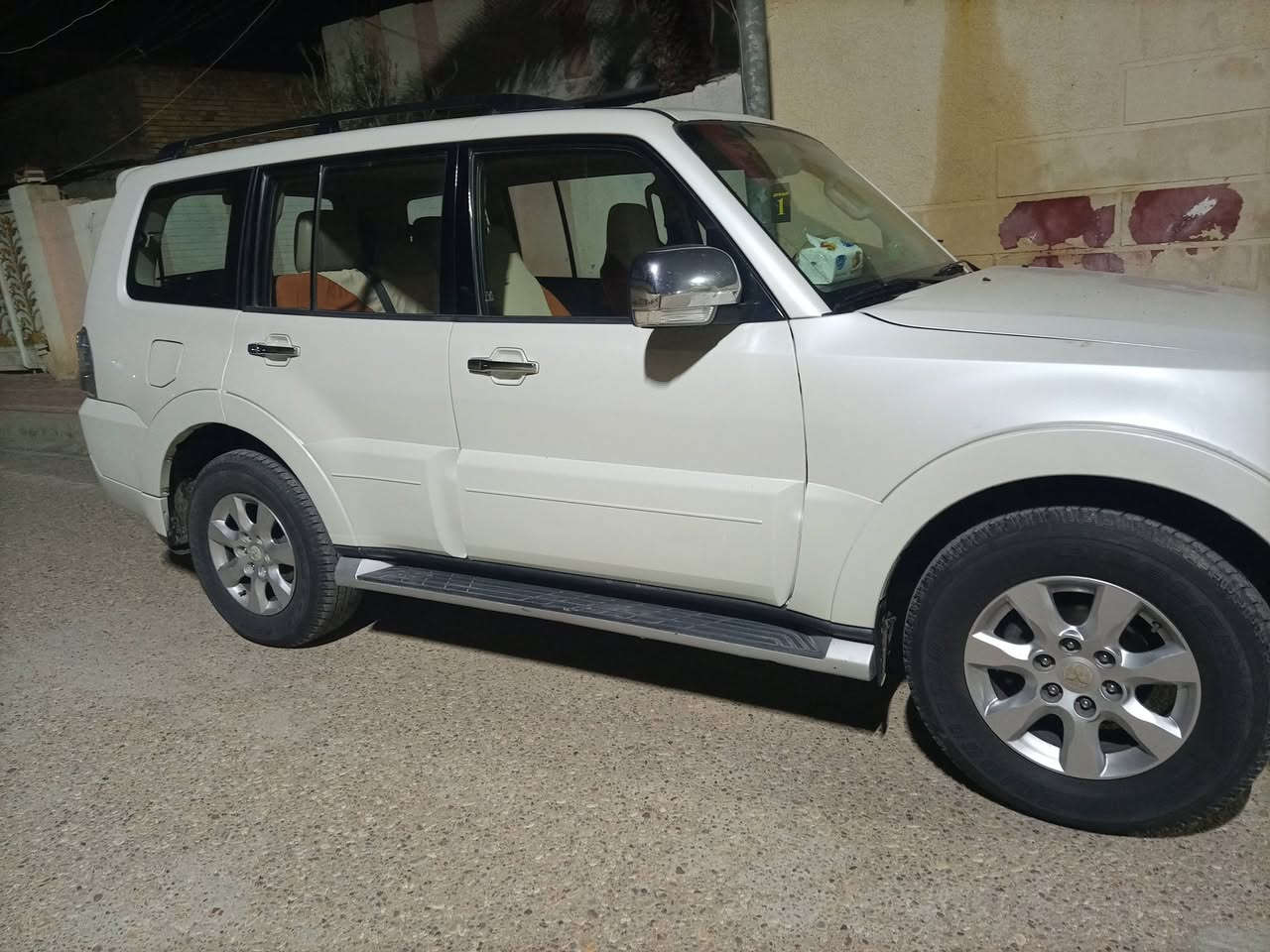 السلام عليكم
باجيرو موديل 2015 فوووول مواصفات رقم واسط الدولي اتريد تحويل اتريد وكالة السيارة جديدة جدا طخم تاير حدادية جديدة محرك مكفول وممفتوح كير جديد ممفتوح السيارة مال بيت جناي تاخذها وتدعيلي اللون مميز 
المواصفات:
كراسي كهرباء
شاشه وكامره 
حساس خلفي
دمام بالجنطه
علامه على البنيد
لايت زنون 
زراك لايت
محرك 3500 V6
7 راكب
3 قطع تبريد
دفع رباعي4*4
فتحة سقف وباقي مواصفات الحبتور معروفه
السيارة جديدة جدا 
السعر : 165 & وبي مجال 
ميسان ..علي الغربي 
***********
