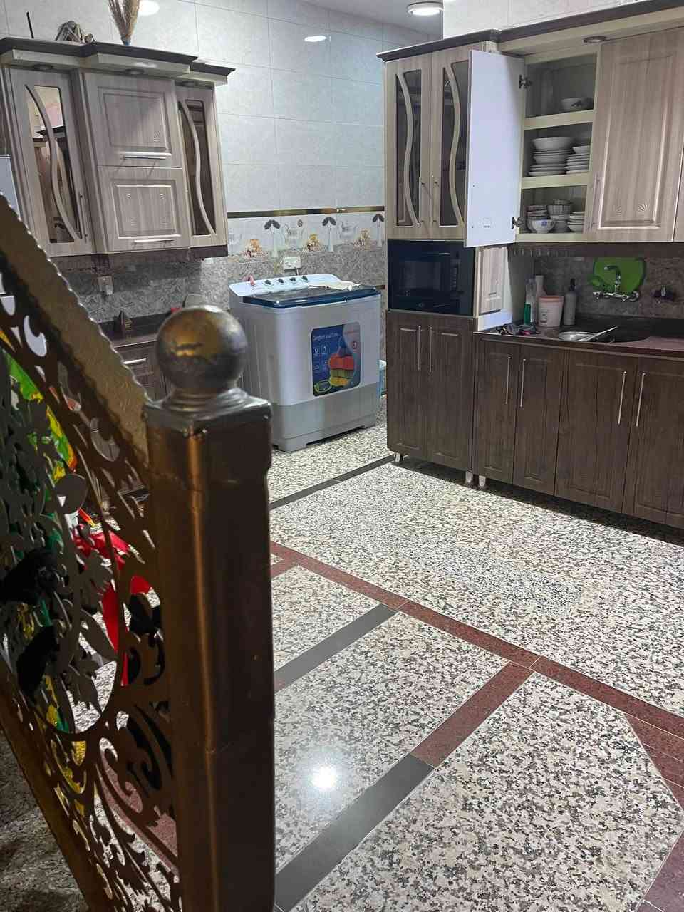 السلام عليكم بيت في الزعفرانية نهايه اربع شوارع زراعي ابو ريسان سعيدة شارع 9  والبيت مثل ما موضح في الصور كامل عدا الواجهة للاستفسار الاتصال على الرقم *********** او***********
