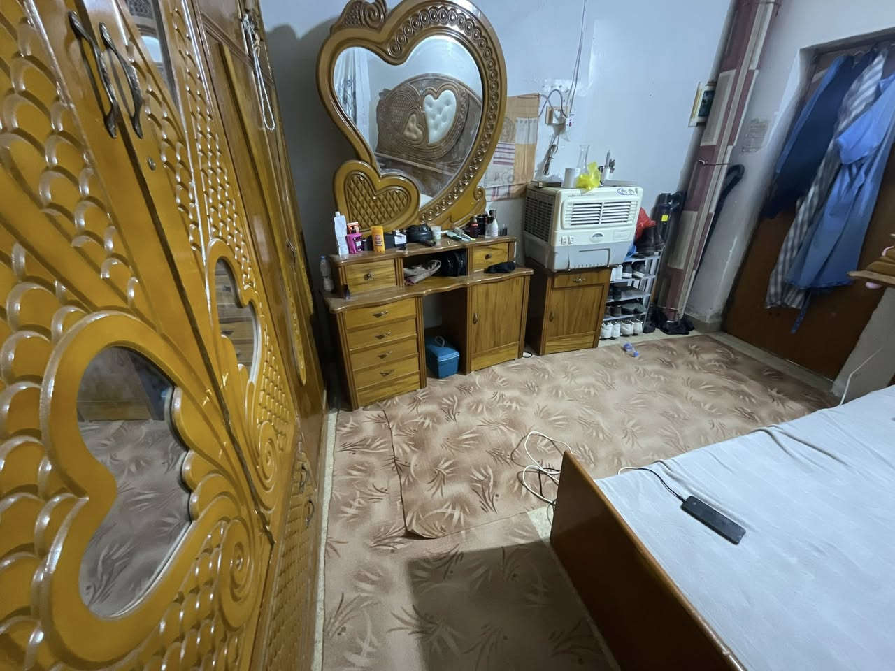 سلام عليكم غرفة نوم كاملة مكملة و جديدة و نجارة عراقية
مكون ٧ قطع 🔥
كلشي مابي و جديد ماصارلي سنة ونص من سويته سعره مناسب و خشب درجة اولى اي شي ما تحتاج بيه كبل افتح و شد بغرفتك  
مكان الغرفة ناصرية حبوبي 
الي صدك يشتري هذا رقمي ***********
