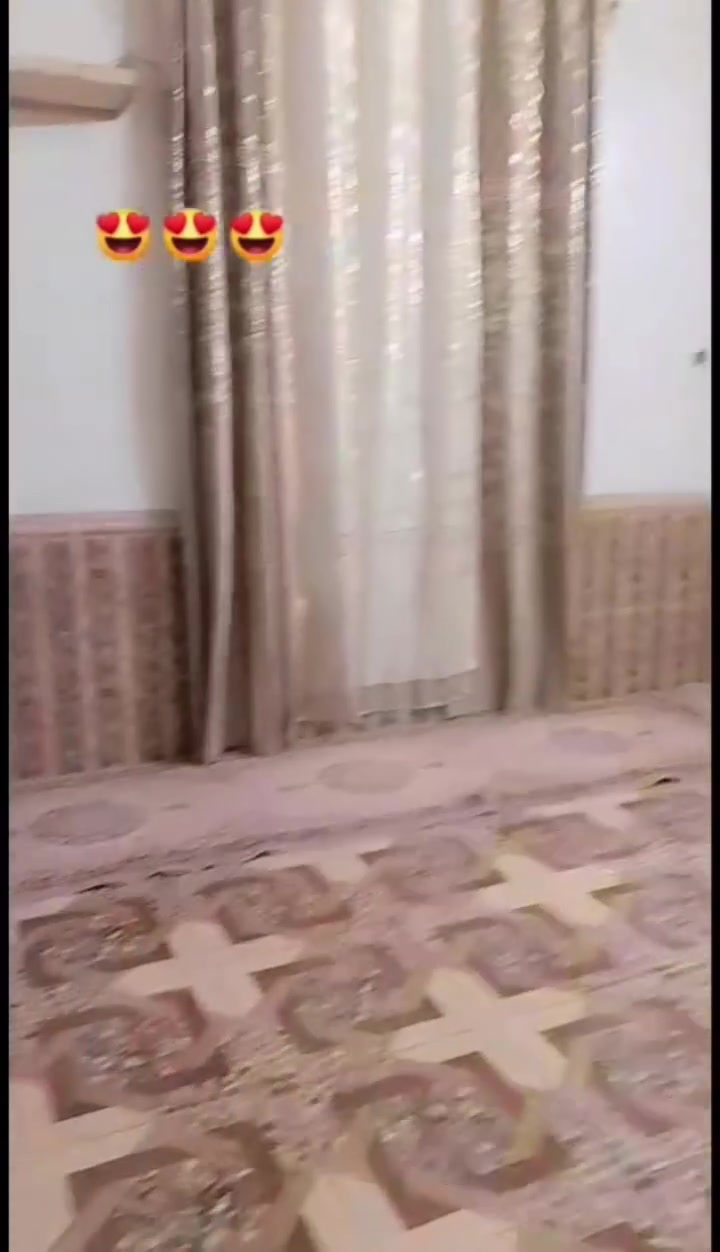 السلام عليكم 
بيت مساحته 200متر بالطابو و230واقع حال 

يحتوي غرفتين +صاله +استقبال+مطبخ +صحيات 

الموقع :حي الزهور قرب حسينية النبأ العظيم 

طابو صرف 

توجد جميع الخدمات +كابل ضوئي 

الشراية يجي يشوف وبي خير ويدلل 

متوفر اتصال فقط ***********
السعر 120وبيه مجال
