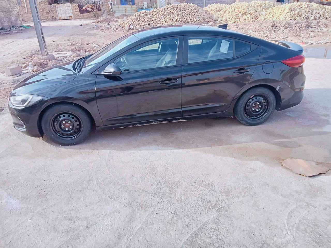 سلام عليكم ورحمة. (((بيع مستعجل))) ((السعر 98وبيها مجال))
سياره النترا 2017 وارد أمريكي.
نص فول. 
محرك 2000دوش 
سياره:(( معوقين مختل عقليا وكاله فقط))
رقم ميسان.((مكاني ميسان)) 
ماشيه 78الف حقيقي.
الرقم:***********+بي واتساب.
 متواجد ع فيس. (( السعر 98وبيها مجال))
