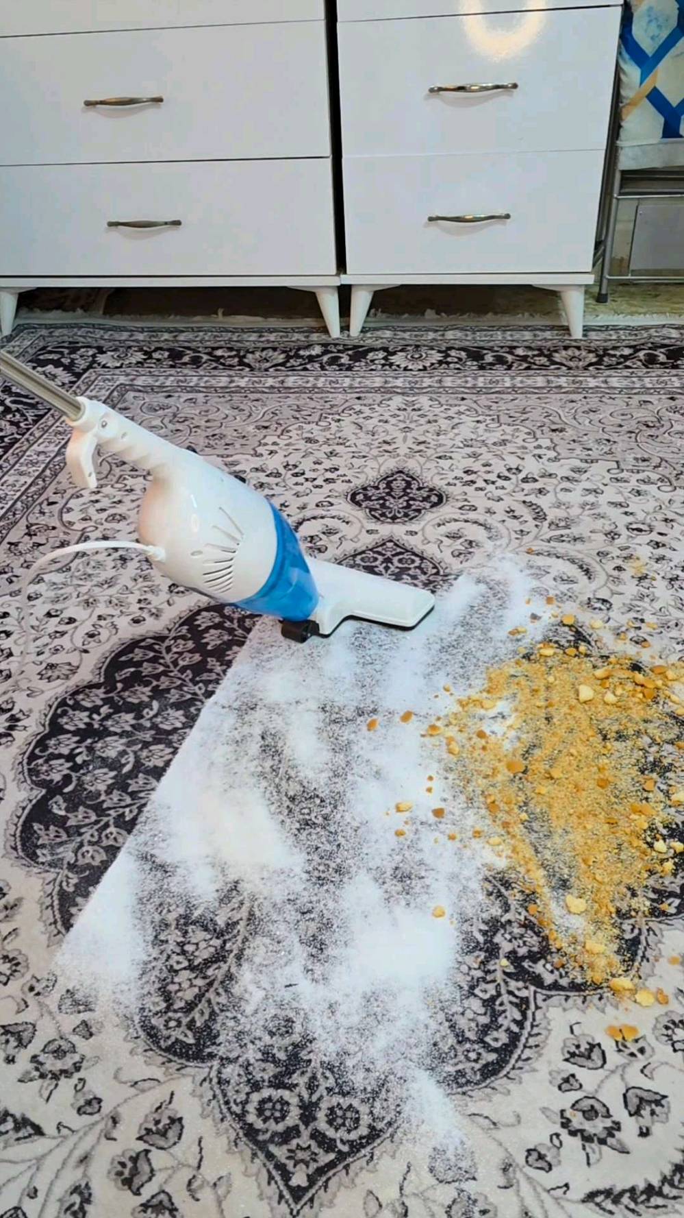 مكنسة ذكية… قوة حقيقية في حجم عملي ✨

ليبرونيك 2 في 1 تمنحك تنظيفًا سريعًا وفعالًا بدون تعب.

قوة 600 واط، فلتر إعصاري، وحاوية غبار كبيرة تكفي بيتك كامل.

حوّلها خلال ثواني إلى مكنسة يدوية ونظّف أصعب الزوايا 🚗🛋️

خفيفة، أنيقة، وسهلة التخزين…

حل مثالي لكل بيت عصري يبحث عن النظافة بدون تعقيد.