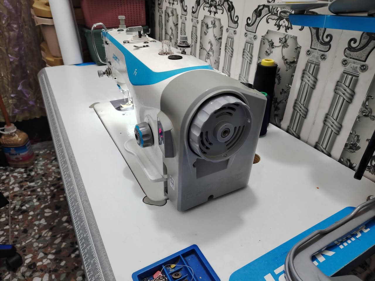 مكينة خياطة صناعي جاك F4  مع الميز والستاند نضيفة جدا أخت الجديد استخدام قليل السعر 350 وبي مجال بسيط الرقم *********** العنوان التاجي مقابيل منشأة نصر قرية نديم
