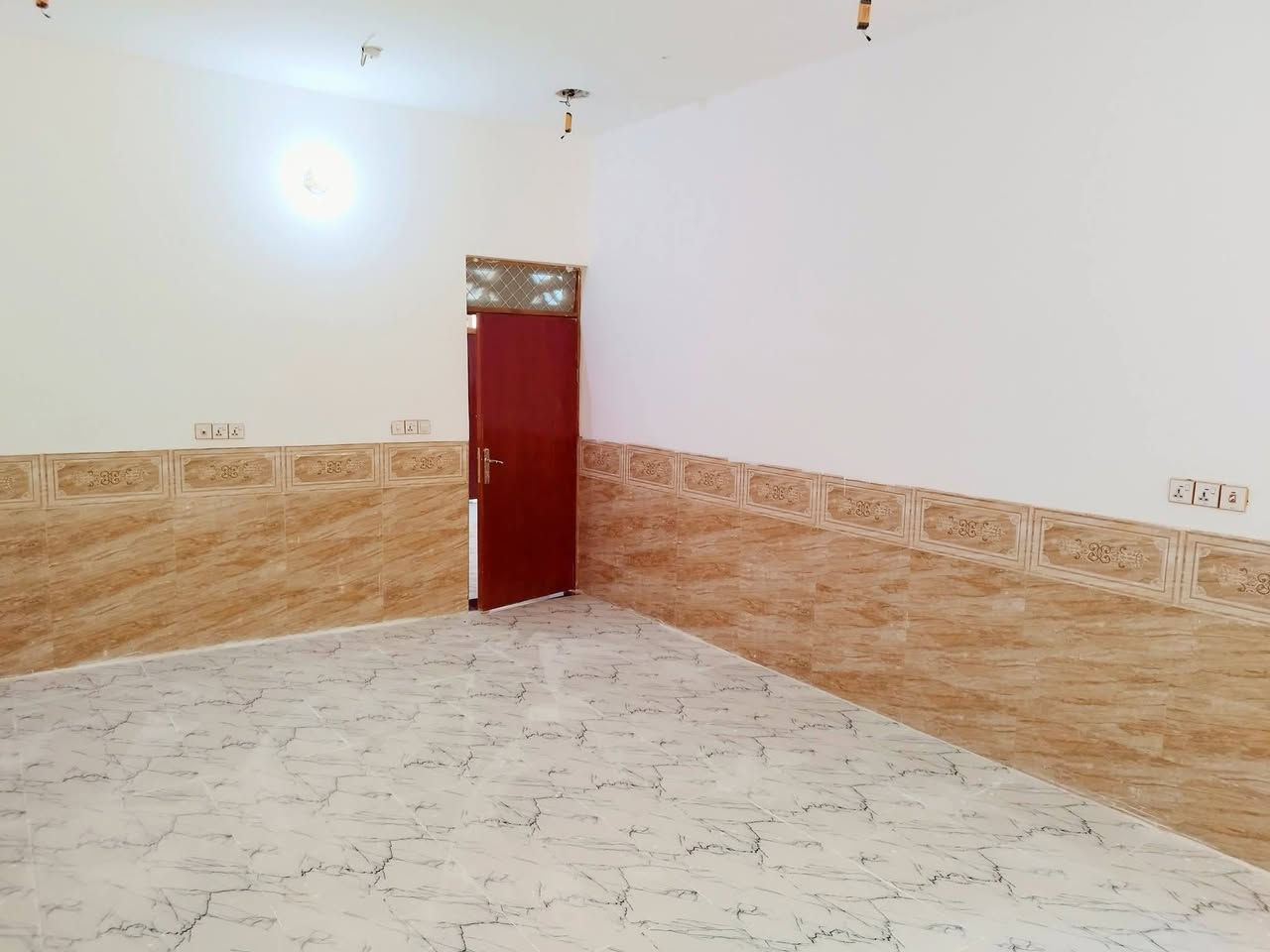 الديوانية / #التقية_الثالثة
خلف الفوج التكتيكي

📐 المساحة: 200 متر
🏗️ نوع السند: طابو زراعي سند 25 (بيه معاملة تطويب)
🏗️ نوع البناء: طابق واحد + بيتونة كبيرة في الطابق الثاني – كونكريت مسلح

🔹 تفاصيل البيت:
غرفتان نوم:  الأولى بمساحة 6×4 - الثانية بمساحة 5×4 - صالة رئيسية بمساحة 7×4 - استقبال واسع بمساحة 8×4 - مطبخ بمساحة 4×4 - ممرات عدد (3) - مجاميع صحية (داخلية وخارجية) - طارمة كبيرة

في الطابق الثاني: بيتونة كبيرة + سطح بمساحة 180 متر
💡 الخدمات: المنطقة مخدومة بالكامل وقريبة من الشارع العام

#السعر خاص
للاستفسار اكثر 
#واتساب_اتصال_***********

ــــــــــــــــــــــــــــــــــــــــــــــــــــــــــــــــــــــــــــ
