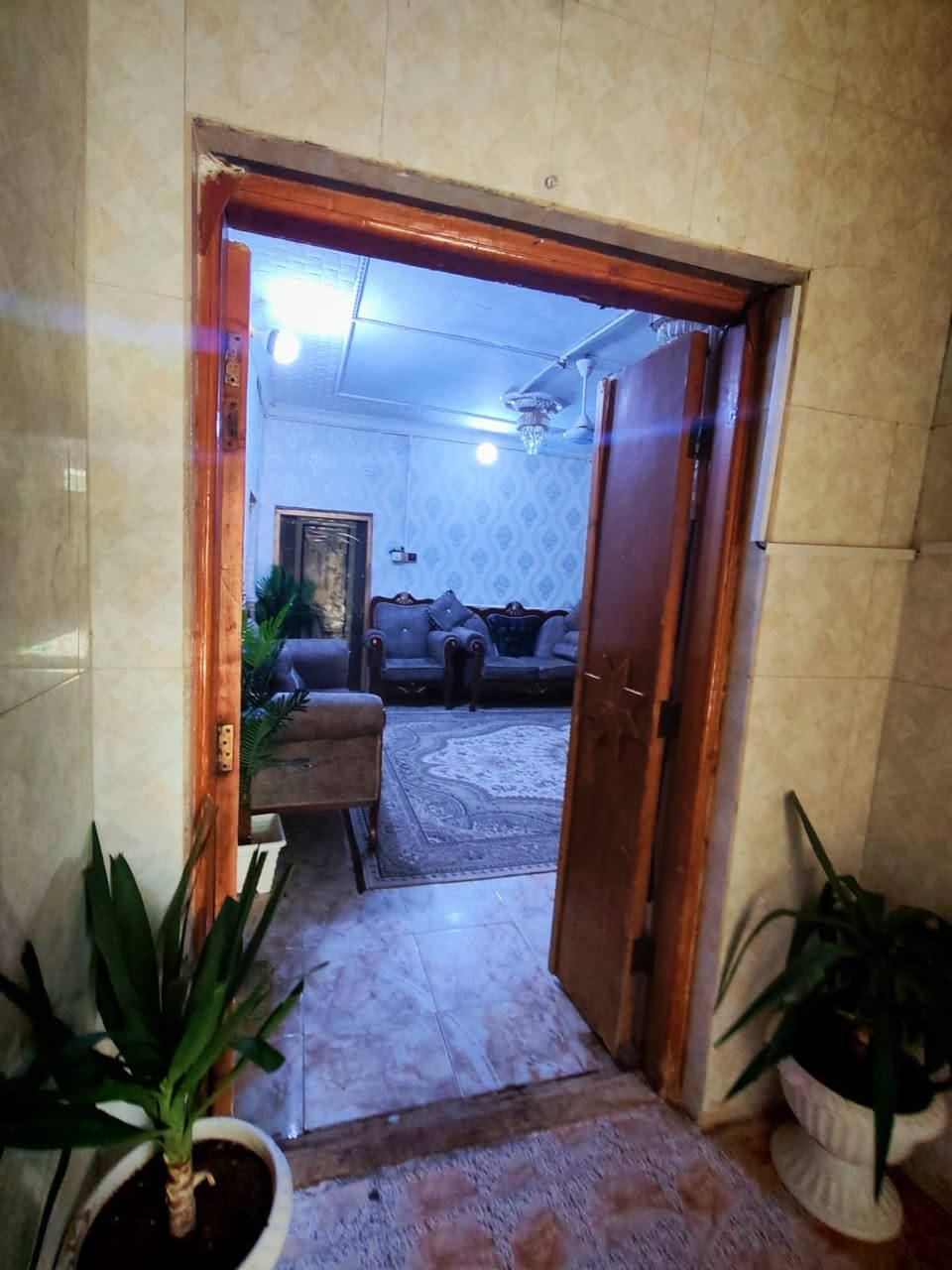للبيع – دار سكن 🏡

📍 الموقع: خلف كراج بغداد فرع، مقابل مدرسة الابتهال
📐 المساحة: 200 م²

تفاصيل الدار:
🔹 طابقين + شقة بمدخل مستقل وباب على الشارع

🔸 الطابق الأول:
• غرفتين نوم
• صالة
• استقبال
• مطبخ

🔸 الطابق الثاني:
• 3 غرف نوم
• صالة

🔸 الشقة:
• غرفة
• مطبخ
• صحيات
• طارمة صغيرة
السعر راسلنا 
📞 للاستفسار: ***********
👷‍♂️ الدناني للعقار
بيع • شراء • مقاولات عامة
