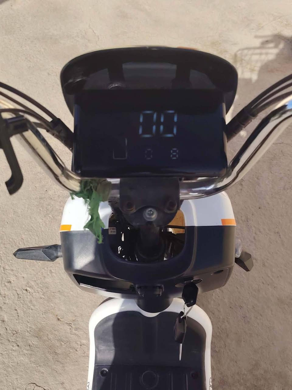 دراجة شحن
اربع بطاريات 
اربع نمر 
دراجة نظيفه كلش 
صار شهرين من طلعت من مجمع 
***********
بي واتساب
