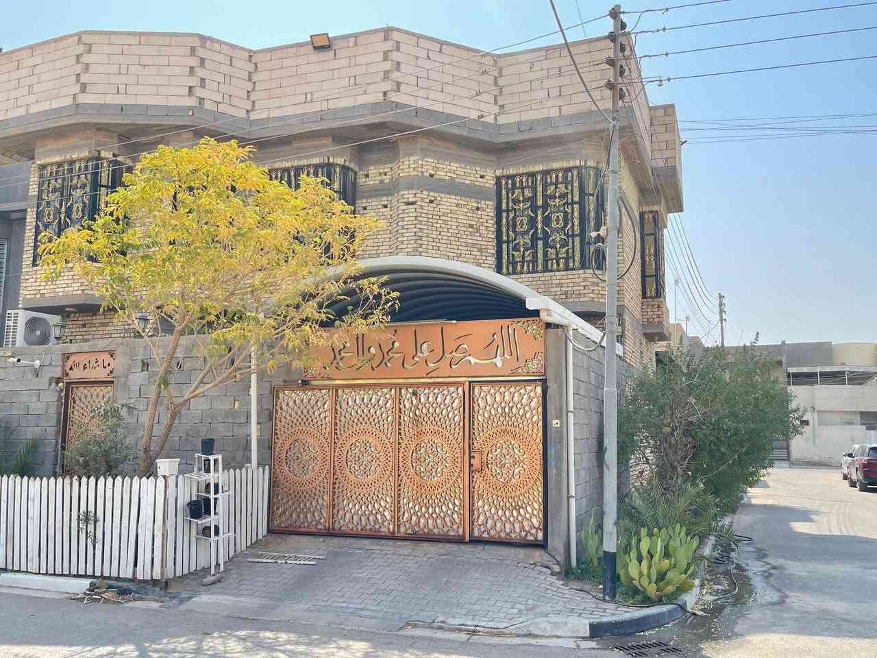 بيت للبيع
عنوان البيت : البصرة قضاء شط العرب التنومة حي الموظفين
مساحة القطعة : 268
مساحة البناء : 250
تفاصيل البيت :
1. الطابق الأرضي يتكون من ديوانيو صالة صغيرة وصالة كبيرة و مطبخ وغرف نوم عدد (2) و صحيات
2. الطابق الاول يتكون من غرف نوم عدد (5) و يوجد صحيات في غرفتين وكذالك يتكون من صحيات مشتركة
3. الطابق الثاني يتكون من صالة وغرفة واحدة
حالة البناء : ممتازة
سنة البناء : 2018
للمزيد من التفاصيل و الاستفسار الرجاء الاتصال بالرقم
التالي: ***********
اللأصل على
