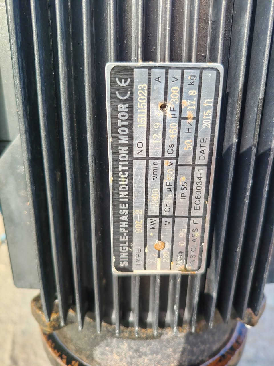 السلام عليكم
ماطور عامودي ٣احصان سنكل فيز استخدام بسيط بعده نضيف كلش للبيع سعره ٢٥٠ ألف 
***********
