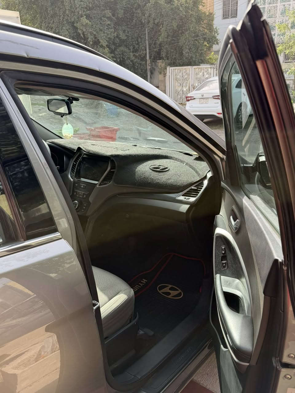 سلام عليكم سياره سنتافيه ٢٠١٦ وارد أمريكي  محرك ٢٤٠٠ بيها باب خلف السايق وجاملغ والباب الي جنب السايق موصفات كشنات كهربائيه كشنات تدفئ شاشه تاب مانع تزحلق نضام اقتصادي بانزين قطعتين تبريد السعر ١٣٠ ورقه رقم *********** متواجد واتس آب
