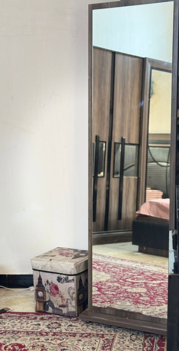 للبيع غرفة نوم كاملة

تتكوّن من 7 قطع مرتبة وأنيقة:
🛏 سرير نفرين مريح وكبير
🗄 كنتور عملي
🪞 ميز تواليت ويا مراية أنيقة
🧴 بوفيه بأربع مجرات مساحة خزن ممتازة
🪞 مراية ركن مرتبة
🗄 مجرات يم السرير (سايدين)

الغرفة ، مرتبة وجاهزة للاستخدام، تصميمها حلو وعملي وتناسب أي بيت 👌
البيع بسعر مناسب وقابل للنقاش للجادين.

للاستفسار أو المعاينة راسلني عالخاص


**إذا كنت صاحب هذا الإعلان وتريد حذفه لأي سبب، رجاءا أرسل رسالة إلى الدعم الفني**