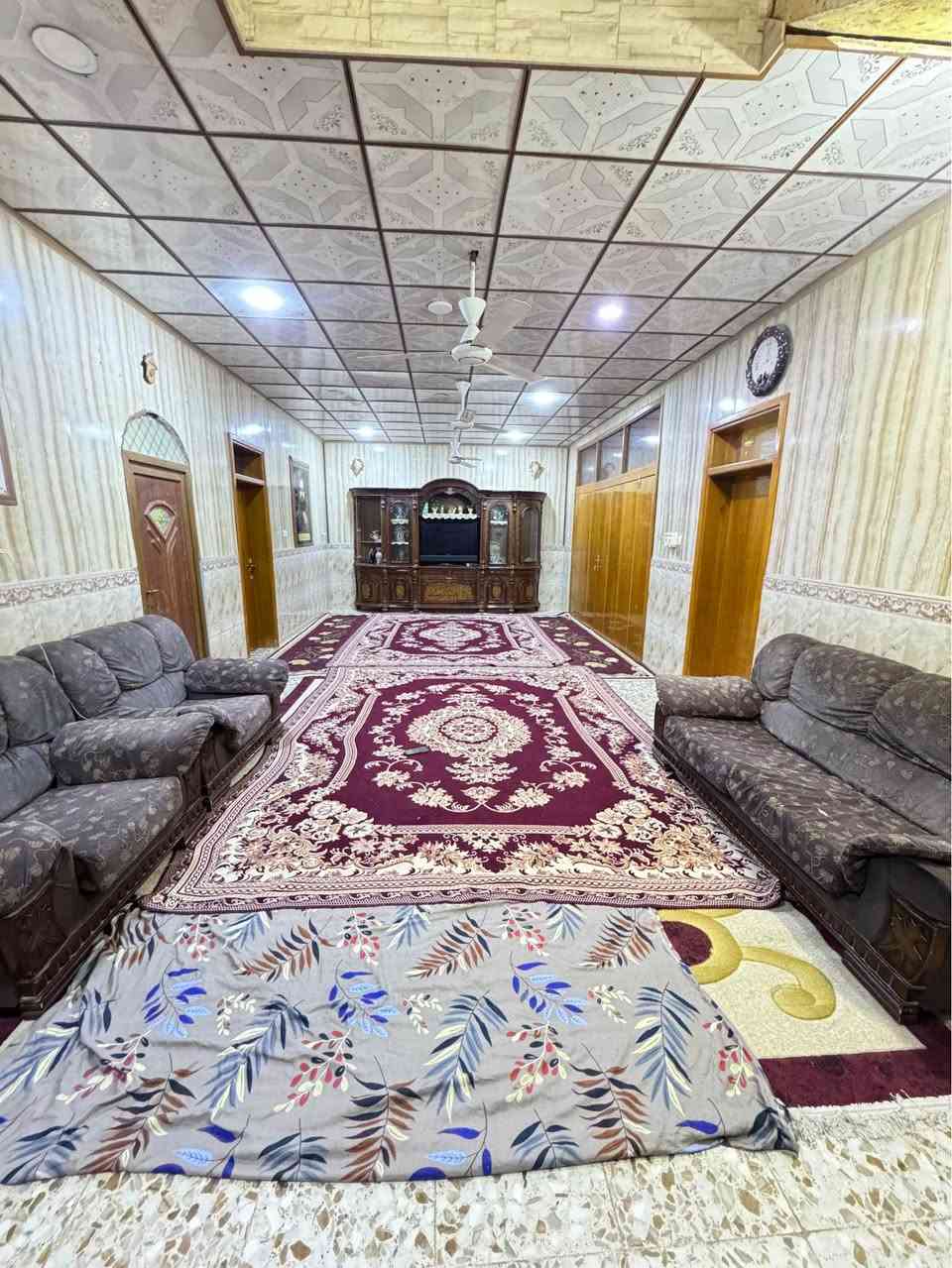 طابو زراعي للبيع في الكوفة حي الصدر الثالث شارع دور الحوزة العلمية 
بيت طابقين مساحة 210 متر طابقين بناء حديث طابوق النهروان 
يحتوي الطابق الأول محل خارجي واستقبال و2 غرف نوم وصالة ومجمع صحيات ومطبخ وثنين منور ودرج دور 
الطابق الثاني يحتوي 2 غرف نوم وصالة وصحيات وبلكونه 
للأستفسار الأتصال ع الرقم ***********-‭*********** النجف, العراق
