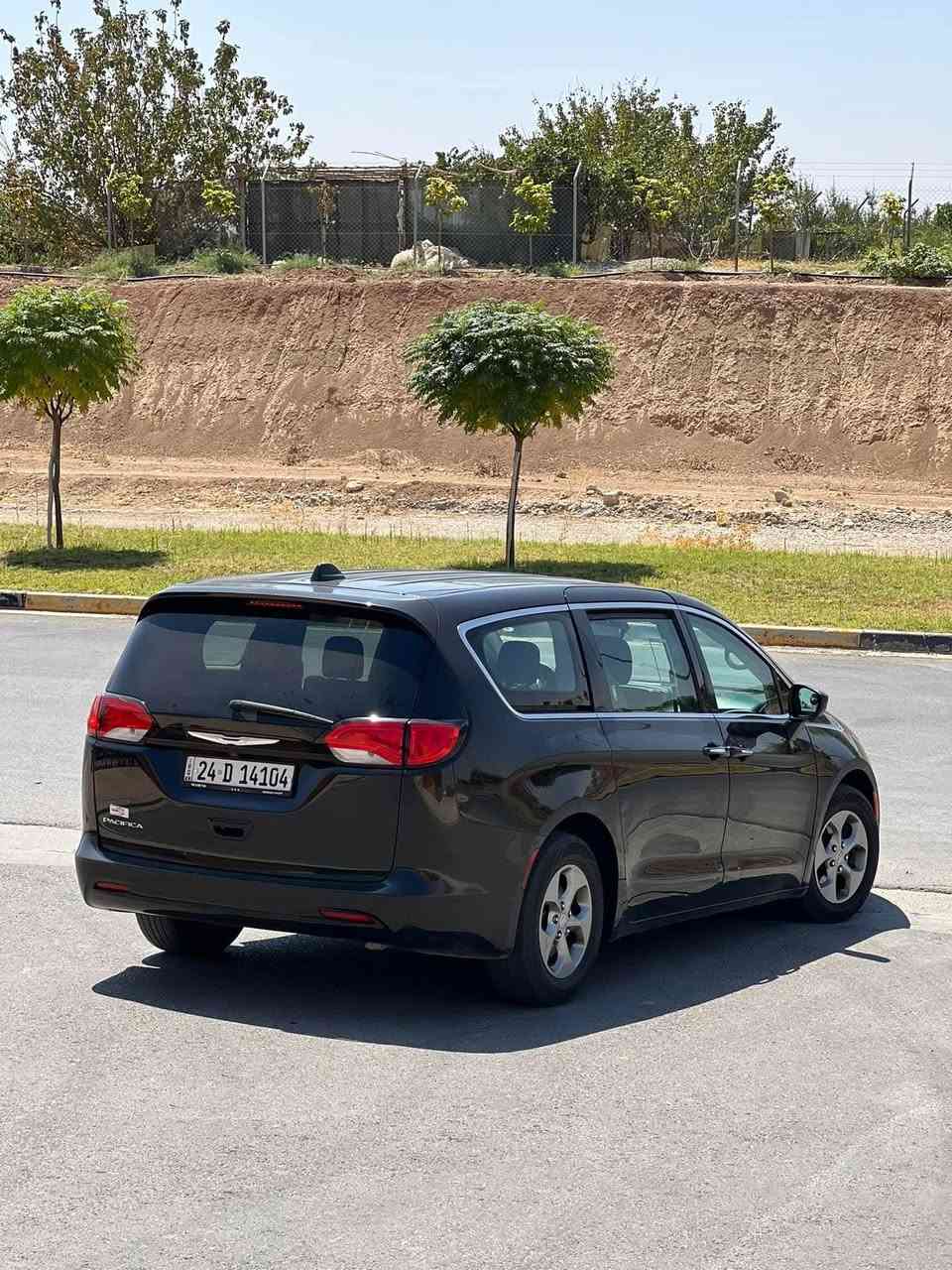 Chrysler pacifica
باسفیکا موديل ٢٠١٧ 
بيها ٣ صفحات صبخ
گير و مكينه كفاله
كهربايا كفاله
طخم تايرات ووياله نظيف 
داخل ابيض
ستيرن تحكم
ماشيه ما يقارب ١٤٠ مايل 
تحويل ووكاله شرط
مكان سياره دهوك
سعر ١٦٠ وبي مجال بسيط
تليفون *********** وبي واتساب
