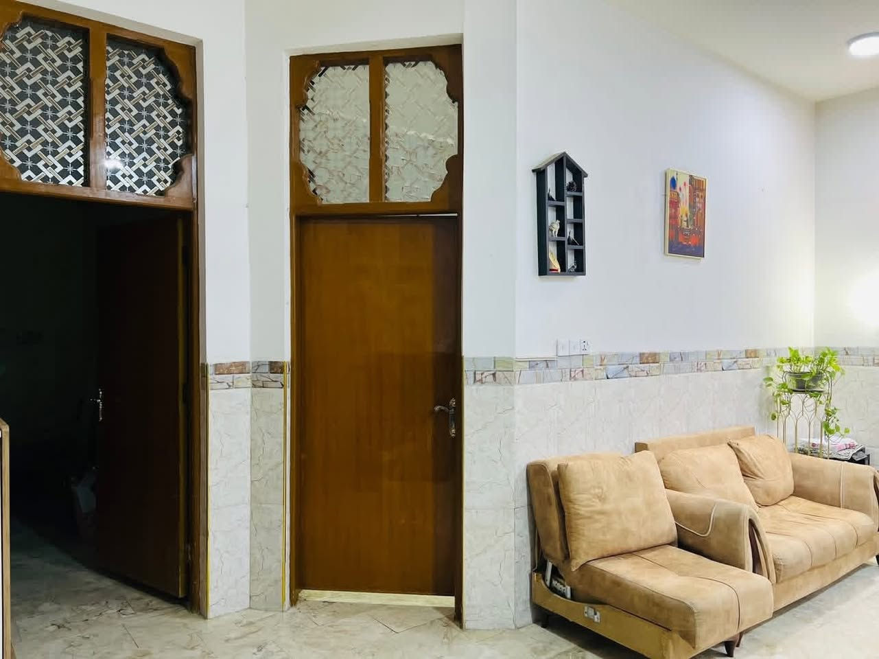 ⭕️ دار للبيع - طابو زراعي. - سند ٢٥ 

⭕️ الموقع - ابو خستاوي 

⭕️ يبعد ٢٠ متر عن شارع كربلاء - قرب صيدلية محمد علوش 

⭕️. المساحة -  ٢٠٠ متر وجه ١٠ نزال ٢٠ متر 

⭕️ ساحة كراج خاصه للعقار 

⭕️سنة البناء - ٢٠١٨ - تم إكمال الدار ٢٠٢١ 

⭕️يتكون الدار من ٢ طابق - الطابق الاول يحتوي على 

٢ غرف نوم + كلدور + مطبخ + استقبال + مجمعات صحيه 

الطابق الثاني يحتوي على - ٢ غرف نوم + كلدور غير كاملات 
—————————
🏫📚نستقبل جميع عروض البيع و ترويجها بإعلانات ممولة 
      للمزيد من التفاصيل الاتصال او المراسلة خاص 

حسن السعيدي. ***********          

حسين السعيدي ***********

 📍موقع المكتب  📌 الحله - حي الامام علي
مقابل مجمع الوافي - مجاور المول قرب جامع حي الامام
