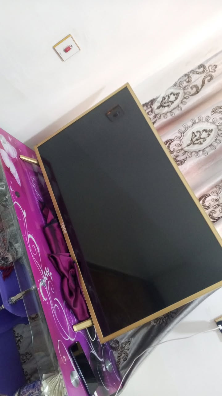 سعر 120.مستخدمه قليل نظافه 💯 
تواصل. نجف عمود104
‏‪***********‬‏

ماركة تيفاني (Tiffany) يتميز بإطار نحيف باللون الذهبي.قد تتوفر هذه الشاشات بأحجام مختلفة مثل 43 بوصة، وتأتي مع ميزات الاتصال بالإنترنت (Smart TV).
