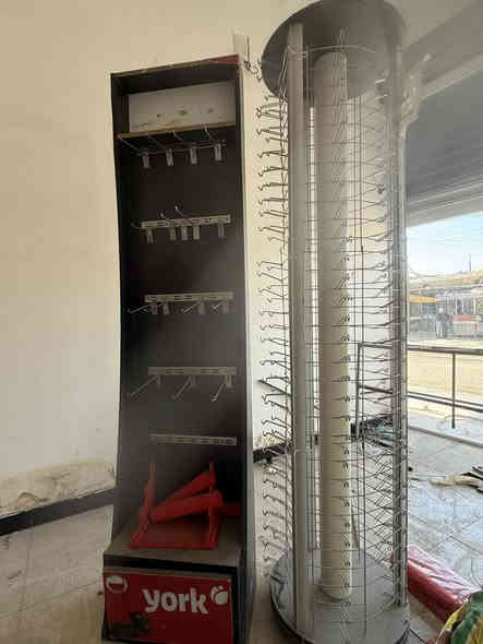 عارضات عدد 2و فاترينة عدد 1للبيع و عارضة اليودة و عارضة مناظر بيع شلع السعر السعر 250مكاني بغداد الغزالية رقم ***********و بيهن مجال
