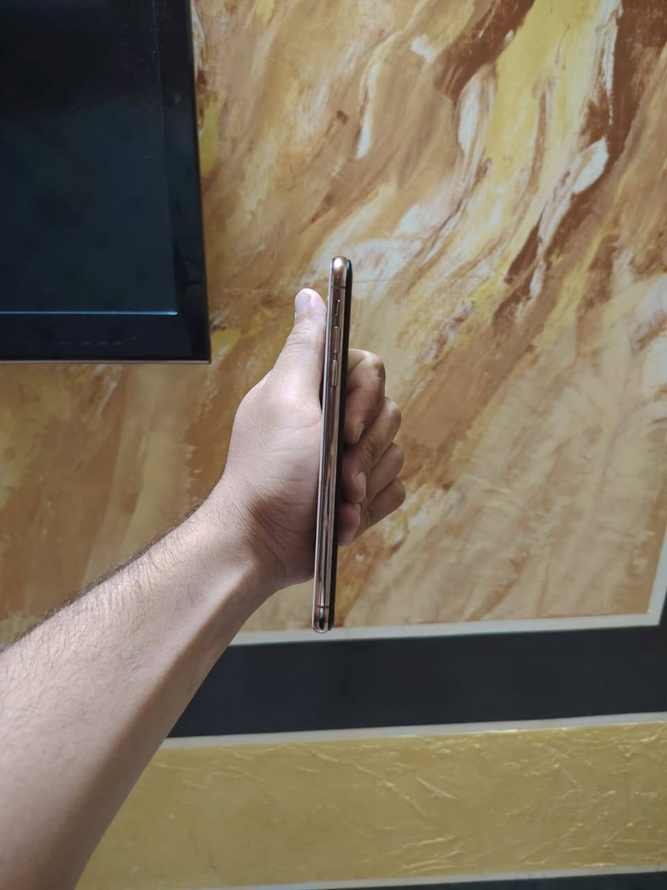 ايفون XS MAXاكس ماكس
لون ذهبي لون مميز 
ذاكرة 256
بطاريه 99مبدله الشحن انساه 
فيس ايدي واكف بلتحديث 
الكاميرا السيلفي واكفه تصليحها ميكلف
الضهر بي فطر بسيط
جهاز نضيف 
وياه كفر 🎁
للبيع او مراوس حسب القناعه 
***********
