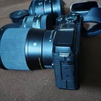 للبيع: كاميرا Canon M6 Mark II (شبه جديدة) مع عدة متكاملة لصناع المحتو...