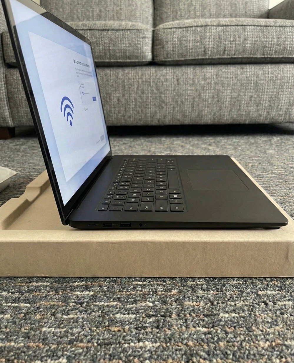 سيرفيس 3 …… لابتوب من الجيل العاشر معالج i7 رام 16  هارد 256 ssd nvme m.2 سريع جدا شاشة لمس بدقة ips 2k يدعم القلم كرت intel iris plus اللابتوب مصنوع كامل من المعدن كيبورد ضوئي كاميرا 720HD بطارية تطول اكثر من 4 ساعات بصمة وجه سوبر سلم خفيف جدا وندوز 11 برو اصلي صوت واضح تقنية خاصه شحن مغناطيسي مناسب للهندسة والشغل والتصاميم والدراسة والالعاب المتوسطة ايضا السعر 595 الف وبي مجال بسيط رقم *********** مكاني البصره ابو الخصيب وموجود توصيل