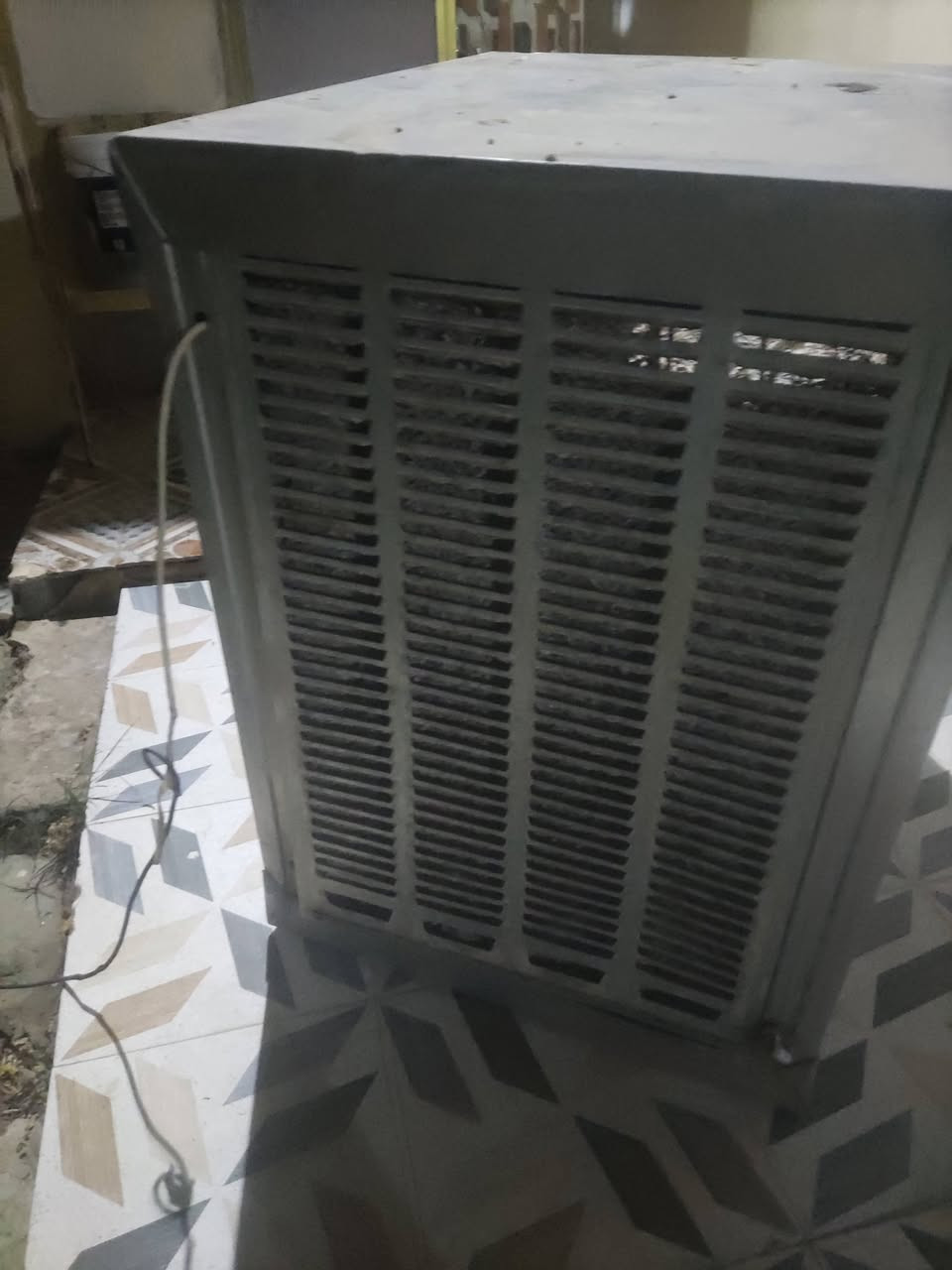 السلام عليكم توفرت لدينا مبرده المنيوم حجم 3 ونص  نظيفه جدا جدا للبيع بس تحطلها مي وتشغل  المبردة محوره مروحه وهواها فول ومكفول السعر 135 للاستفسار الاتصال ***********
