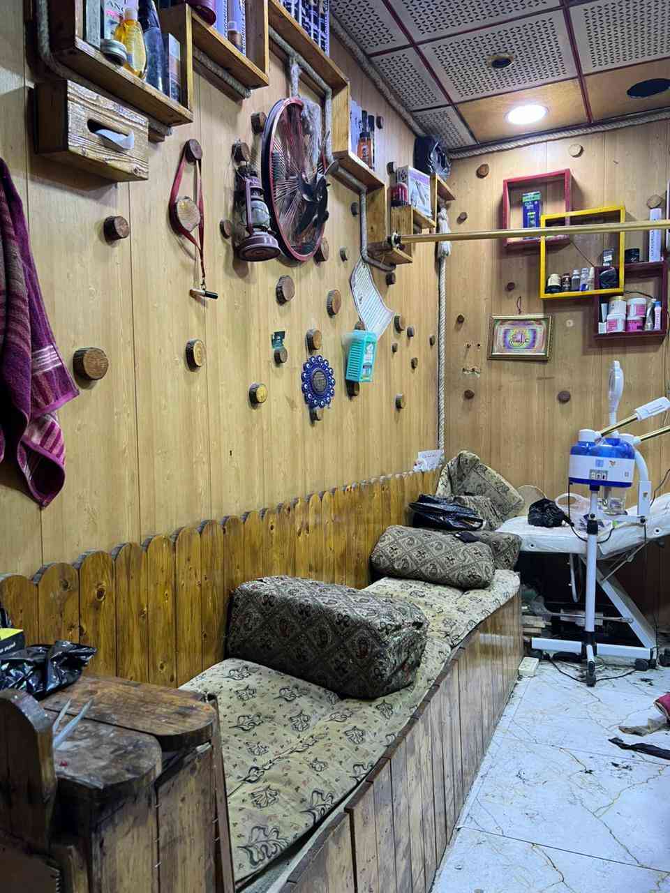 سلام عليكم
محل حلاقه للبيع (تطلوعه) كامل مكمل من كلشي 
المكان الديوانية /ناحيه الصلاحيه _الشارع العام 
للتواصل  ***********
سبب البيع انتقال لغير محافظة
