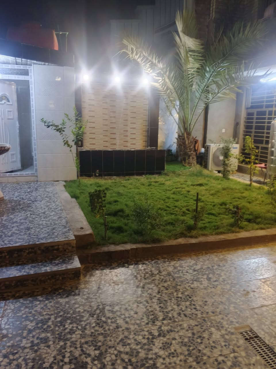 سلام عليكم بيت للبيع طابو زراعي سند 25 كامل خدمات منطقة حي السفير  مساحتة 250 واجه 10 النزال 25 

ملحقات البيت / طابق ارضي / استقبال 5×7 / مطبخ  4×5 /

صالة 8×6/ غرفتين جوة كل غرفة /4×5 /+ترك ع طول البيت

طابق الثاني 4 غرف نوم / غرفة 5×7 / وباقي الغرف 4×5+ حمام بطابق الثاني

 استفسار اتصال ع الرقم / ***********
