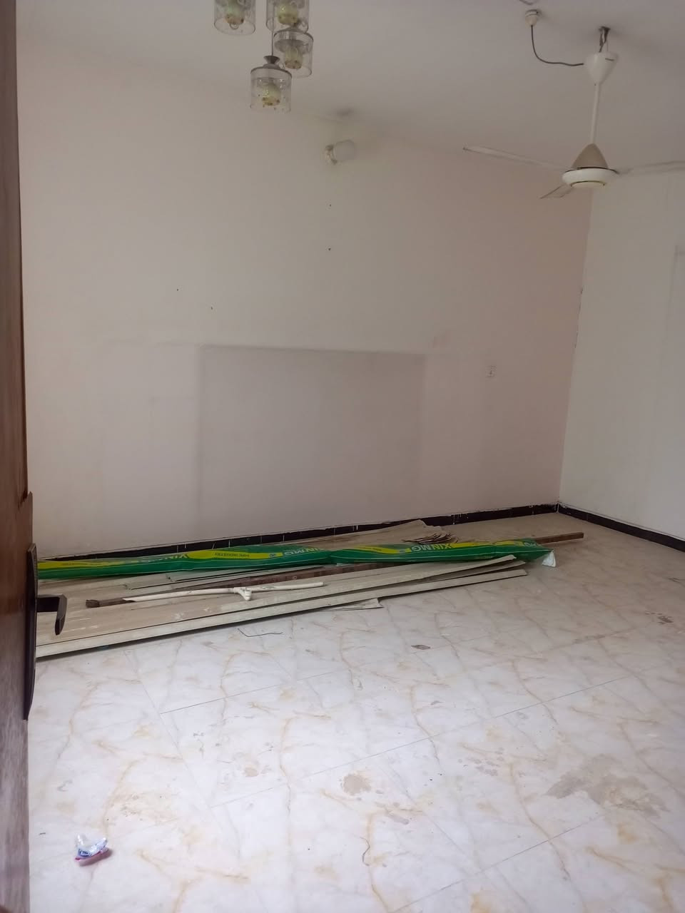 شقة للايجار في العروبة قرب صيدلية الورود
تحتوي على غرفتين وصاله ومطبخ وصحيات 
للاستفسار الاتصال على الرقم الموجود 
***********
