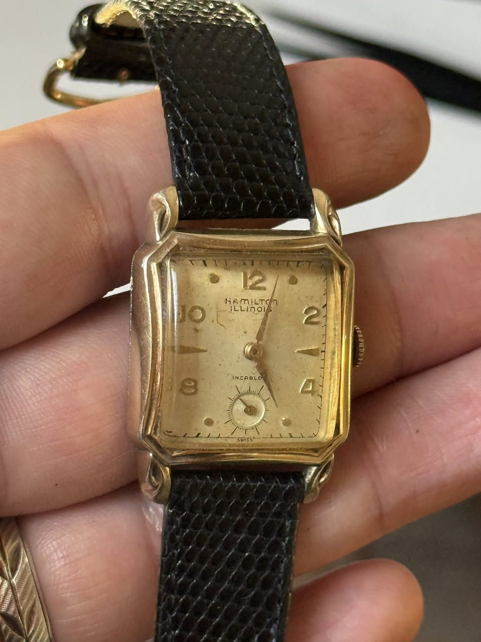 ساعه ماركة هامتلون
سويسري اصلي
 تغليف ذهب

نصب تكويك

سنتر ثواني منفصل

انتاج 1950

قطرها 26x36ونص

سعرها 110$


**إذا كنت صاحب هذا الإعلان وتريد حذفه لأي سبب، رجاءا أرسل رسالة إلى الدعم الفني**