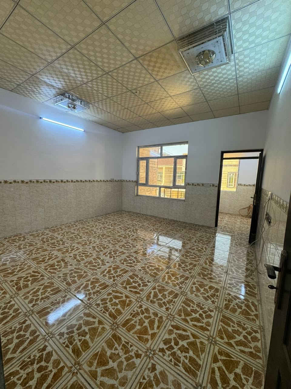 منزل ‏￼ للبيع في حي  #هفالان  ‏(مركز المدينة  اربيل) 
 خانوو بۆ فرۆشتن لەگەرەکی  #هەڤاڵان   
مساحة:- 100متر
  يتكون من :-
 مطبخ 
هول
 صحيات 
3 غرف نوم
البيت #طابو يسجل بأسم اي شخص يحمل الجنسية العراقية 
‏📍موقع البيت:-هفالان قريب عل سوق عشرين اسايش 
  —————————————
‏ للاستفسار 
كورك ***********📞
اسيا ***********📞
—————————————
📍موقع عقارات جميل:- اربيل هفالان خلف مطعم باب الحارة 
 https://maps.google.com/?q=36.194012,44.049461
—————————————
