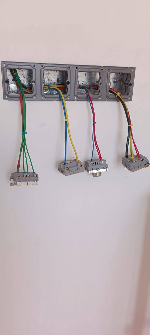 موجود كادر كهربائي فني متمرس شغل درجه اولئ العمل في كافه مناطق كربلاء وضع شبكه السقف وتثبيت وتسليك البواري وتئسيس والسيمنز وعمل البوردات+ كافه اعمال الصيانه وضمان وجوده العمل وبأسعار ومناسبهه
***********
