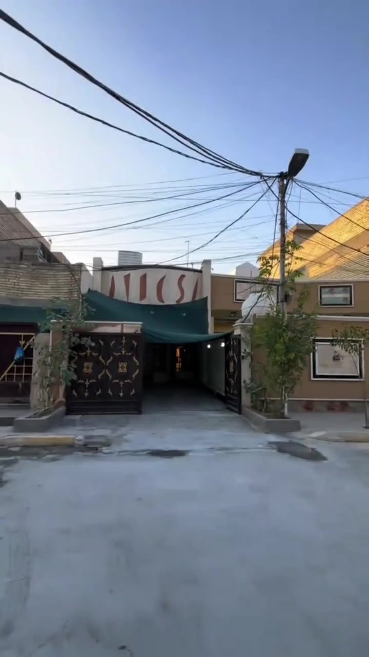 سلام عليكم 
عندي بيت البيع طابو زراعي منطقة البلديات خلف شارع المصرف 🏦
مساحه 140م 
الواجه 5 
نزال 28
يحتوي
 على طرمه او ديوانيه + صاله كعده + حمام + منور +الغرف نوم 
طابق الثاني مئسس كهربائيات 
 هياكل باقيله تسع9 سوف
سعر 165 أو بي مجال
رقم ***********
 موجود على واتساب
