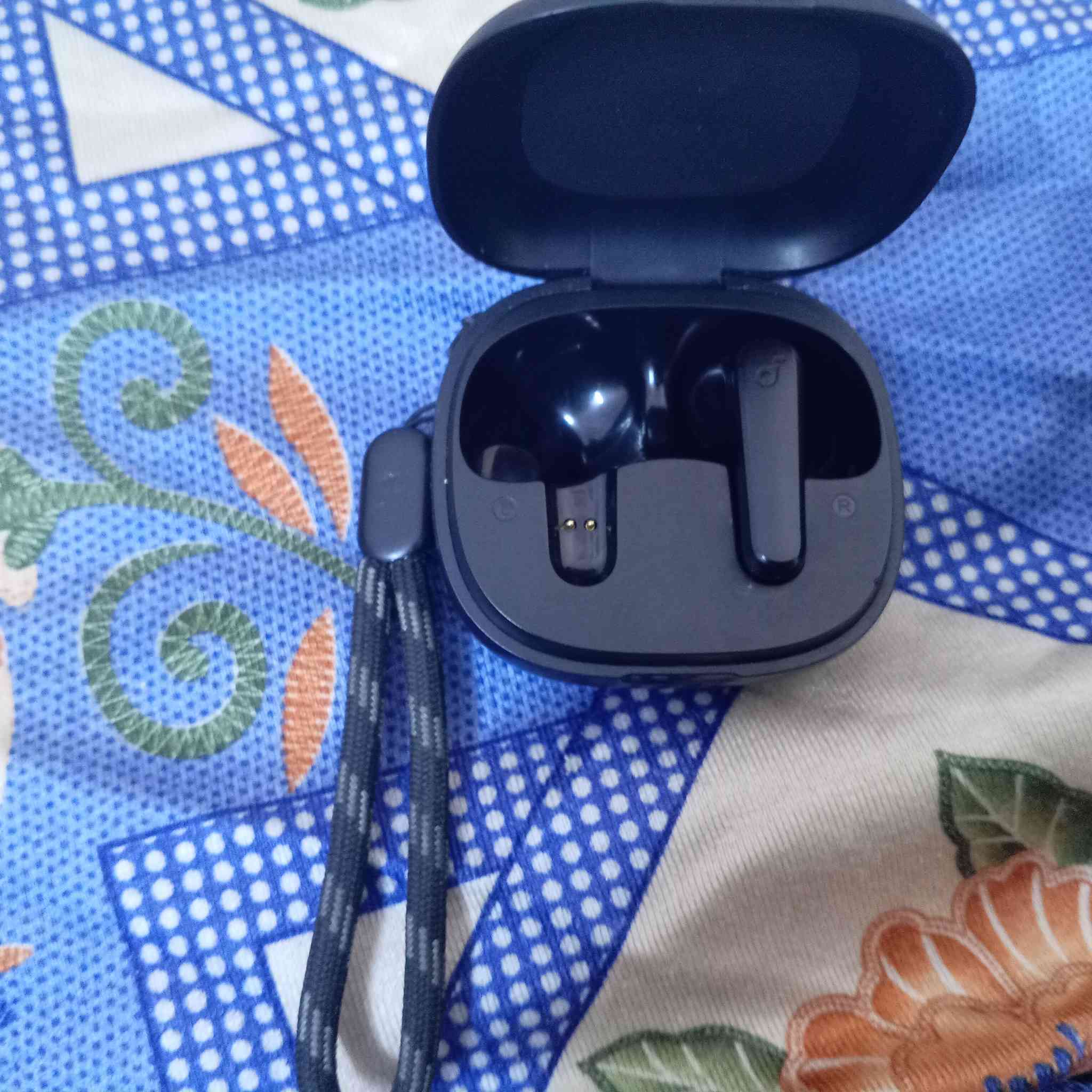 للبيع سماعة بلوتوث لاسلكية (Wireless Earbuds) 🎧
• اتصال بلوتوث سريع
• صوت واضح ونقي
• علبة شحن صغيرة وسهلة الحمل
• مناسبة للمكالمات وسماع الأغاني
• بطارية تدوم عدة ساعات
• لون أسود

ملاحظة: وحدة فقط، الثانية ضايعة.

💰 السعر: 10,000 دينار عراقي

اللي يريدها يراسلني خاص.


**إذا كنت صاحب هذا الإعلان وتريد حذفه لأي سبب، رجاءا أرسل رسالة إلى الدعم الفني**