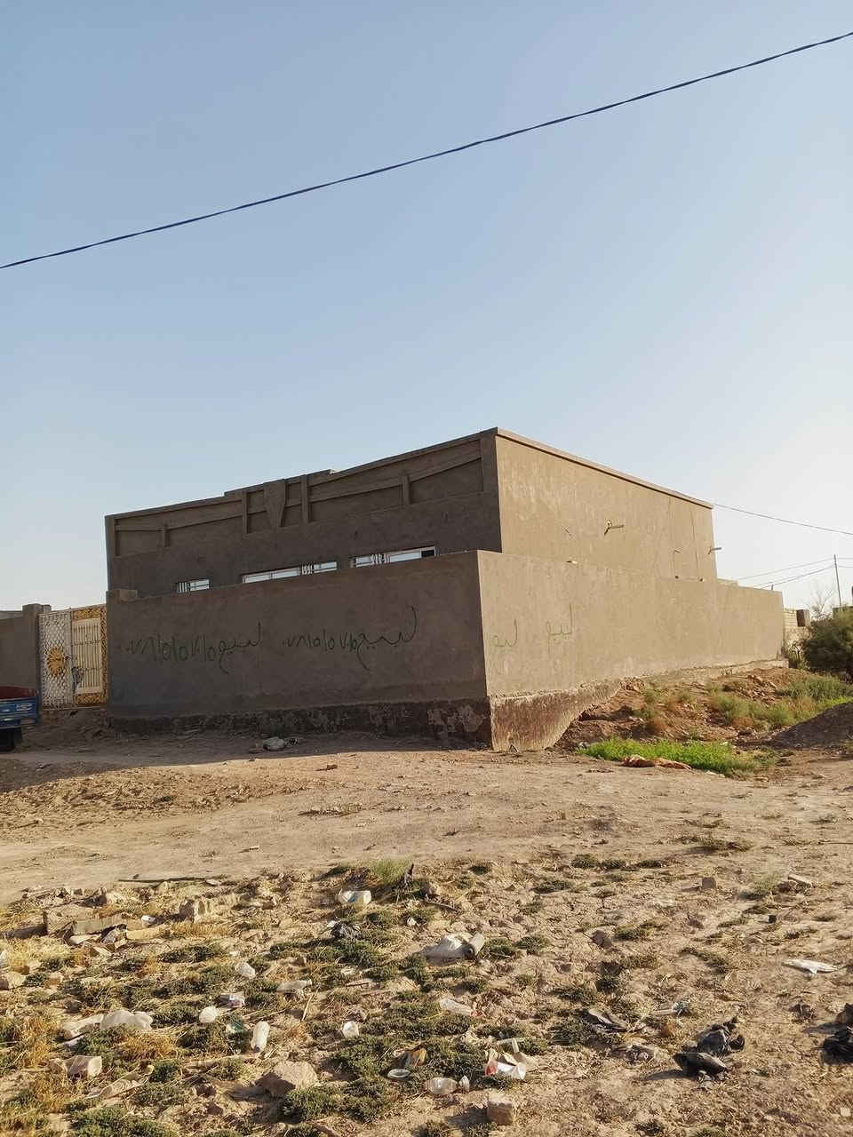 بيت البيع بحي  عداي بنا جديد غير مسكون بنا طابوق اساس كونكريت كله شغل درجه وله يحتوي علئ 3غرفه طول 6×4وصاله طول 10×4وبراني طول8.5×4 مطبخ 5×4 وسياج كامل بنا صحيات علا نص مساحه العرصه طول20متر×17متر  مراجعة صاحب البيت تصال ***********
