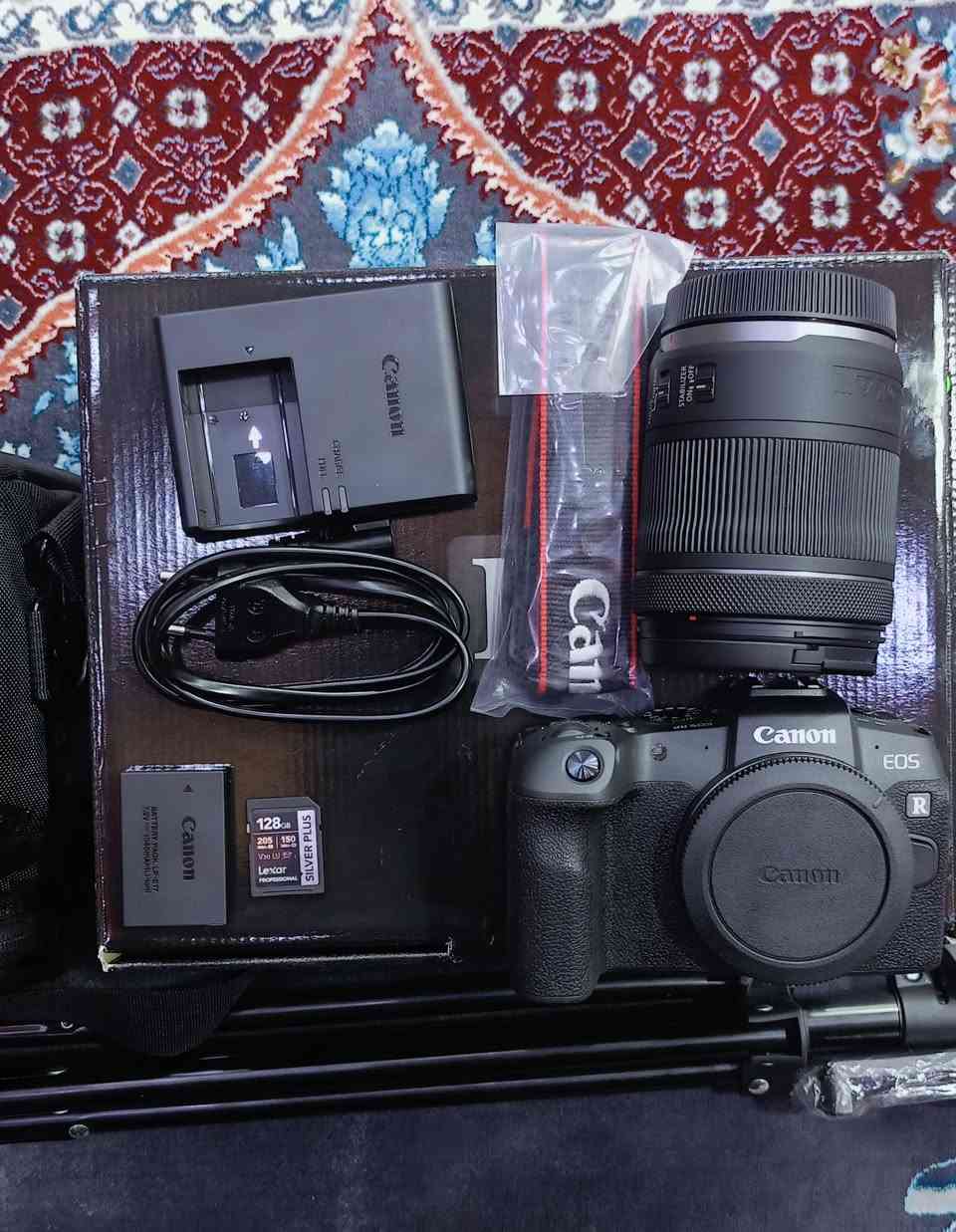 للبيع كاميرا Canon RP (الوحش الـ Full Frame) بحالة الوكالة، الكاميرا "اخت الجديدة" ونظافتها 100%.
​العدسة: الاصلية مال الكامرة  24-105mm (شغالة لكل شي: بورتريه، طبيعة، وفيديو).
​الشتر: صدمة! ما عابر الـ 1000 صورة فقط (يعني بعدها بورقها).
​النظافة: استخدام  قليل جداً، وبدون أي خدش.
​الباكيج كامل (يعني اشتري وبلش صور فوراً):
✅ رام 128GB أصلي وسريع.
✅ ستاند
✅ جنطة كانون الأصلية.
✅ حزام الكاميرا الأصلي.
✅ كافة الملحقات والكرتونة موجودة.
​باختصار: الكاميرا جاهزة، بس استلمها وبلش مشروعك الإعلامي
​📍 المكان: [البصرة/ القبلة / حي المهندسين/]
💰 السعر: [1,370,000] 
📞 للاستفسار:  [***********]
