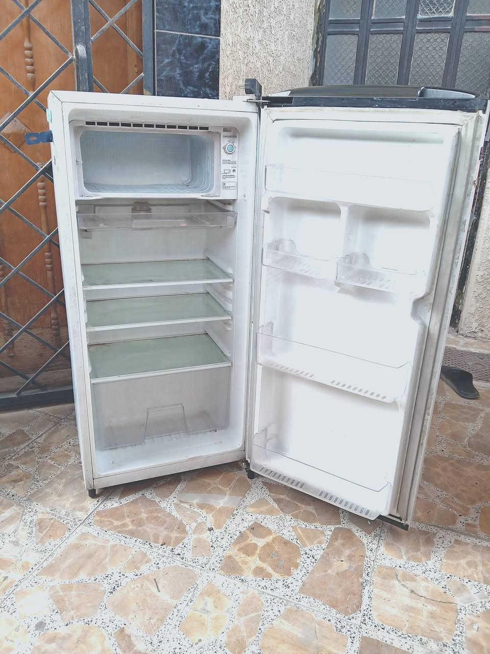 ثلاجة سامسونج اصليه بلد الصنع الهند 
بسعر ١٠٠ الف
***********
