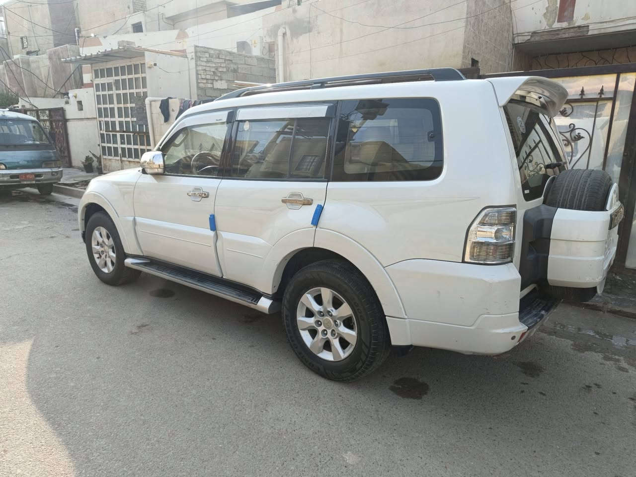 🔥 للبيع متسوبيشي باجيرو 2010 حبتور 🔥كفاله عامه
🚘 مكينة: 3500 V6

🛞 دفع رباعي: 4×4 خفيف + ثقيل

👥 7 ركاب

📊 العداد: 250 ألف

✨ فول مواصفات: ✔️ فتحة سقف

✔️ جلد

✔️ دمام + سستم صوت كامل

✔️ حاكية

✔️ مراي شفط + إشارات بالمراي

✔️ كشنات كهرباء

✔️ ثلاجة

✔️ 3 قطع تبريد

✔️ حساسات خلفية

✔️ زراك لايت

✔️ كامرة (فاصلها)

✔️ بلوتوث

✔️ تحكمات ستيرن 3 جهات

🔧 الحالة: ✅ السيارة جاهزة من كلشي

✅ المحرك والكير بحالة ممتازة

✅ تبريد السيارة ثلج

✅ بيها بارد بسيط جدا بالبنيد وخشم الجاملغ

✅ تايرات جديدة

✅ بطارية جديدة

✅ إدامة كاملة + إدامة جديدة

✅ تبديل بلكات

✅ تنظيف نوزلات

✅ تنظيف منظومة الوقود

✅ راديتر جديد (تحضيرات الصيف)

✅ كاملة برغي – مناقصة

📄 التسجيل: 📍 رقم بغداد

✍️ باسمـي

🔄 تحويل ثاني يوم

💰 السعر: 147 ورقه

(بيها مجال بسيط)

📍 المكان: بغداد – الزعفرانية

📞 للاتصال:

***********
