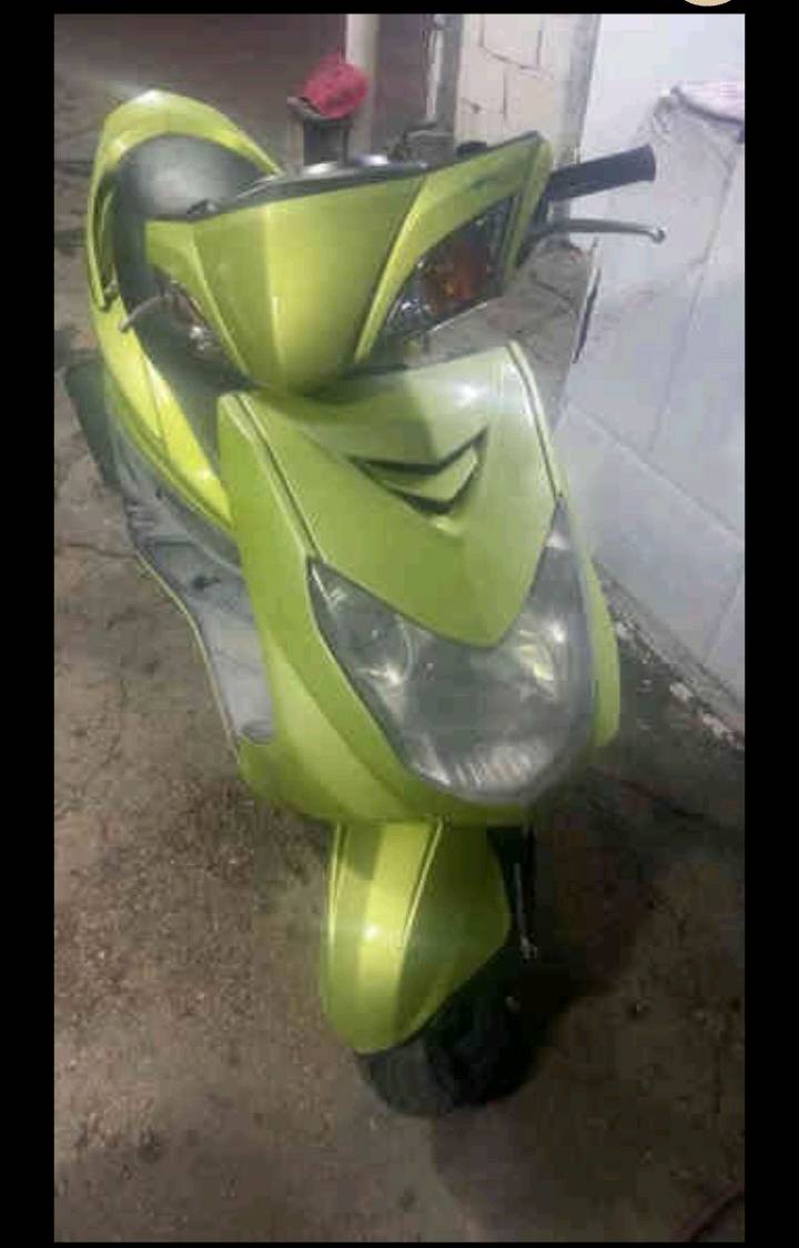 دراجة نارية بلون أخضر لامع، مناسبة للتنقل داخل المدينة. تتميز بتصميم حديث وعملي. الدراجة في حالة جيدة وتعمل بكفاءة عالية.