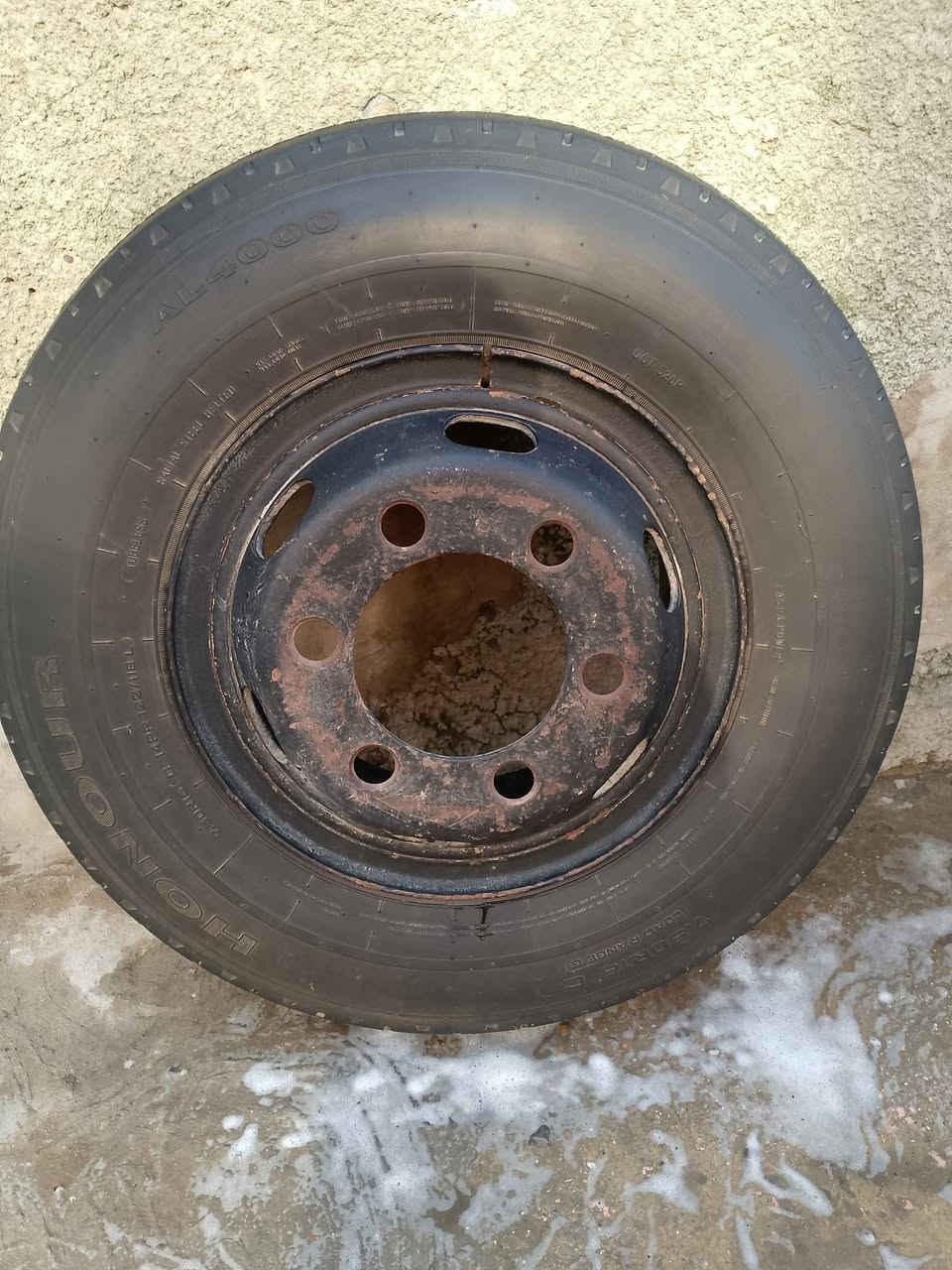 اسلام عليكوم زوج تايرات مال كنتر هنة ويلاتهن  واحد نضيف و الثاني نص عمر بي بس فطر مثل ماموضح بل صورة حجم 700 وخمسين على 16 السعر 100 وبيهن مجال مكاني مدينة الصدر الاستفسار *********** كرار ابو حيدر
