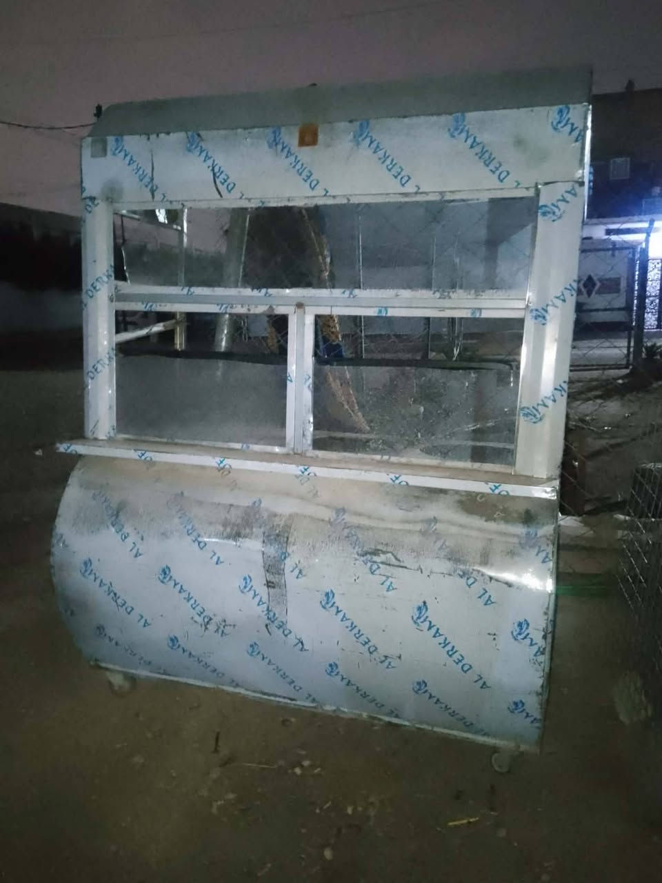 السلام عليكم الشوايه للبيع مال الهمبركر مكان بغداد الخطيب قرب مطعم سيد باسم  السعر 150بيه مجال  رقم لاتصال ***********
