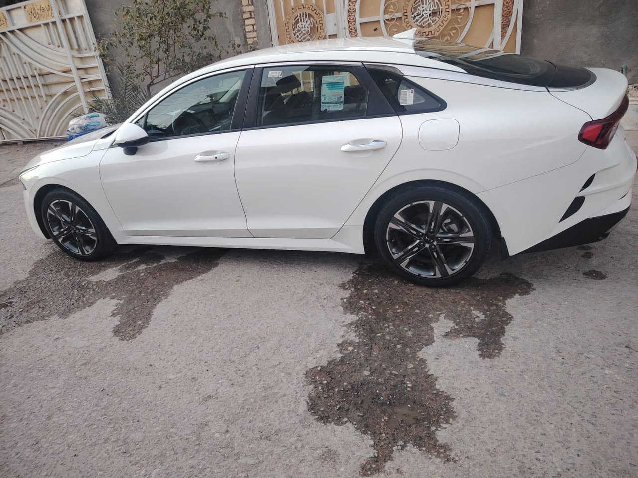 سلام عليكم K5 خليجي رقم بغداد مكفوله من كلشي ستقطاع مباشر سنه ونص وصيرحره ماشيه 79 الف الشياره جديده على وضع الشركة  تخم تاير توه شاده 182  ***********
