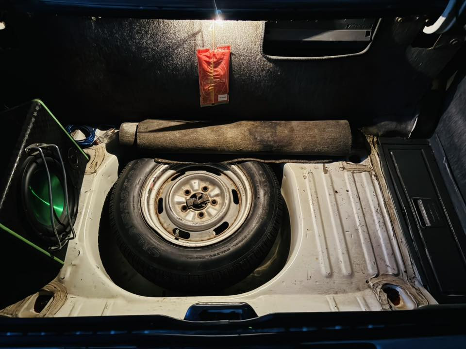 السلام عليكم للبيع سوبر 1982بسمي سنويه لغايه 2028حداديه زيروو محرك وكير بلاد كفاله ومكفوله من الصبغ العام بيها صبغ قليل كلش وكفاله من الضربه سياره مال جناي كهربائيات كله شغاله تدفئه وتبريد سنتر لوك تخم تاير بيها بس دوسه صفحت السايق مثل ما موضحه بصوره العنوان البصرة 
والسعر اتصل وشلع عيوني رقم الهاتف ***********
