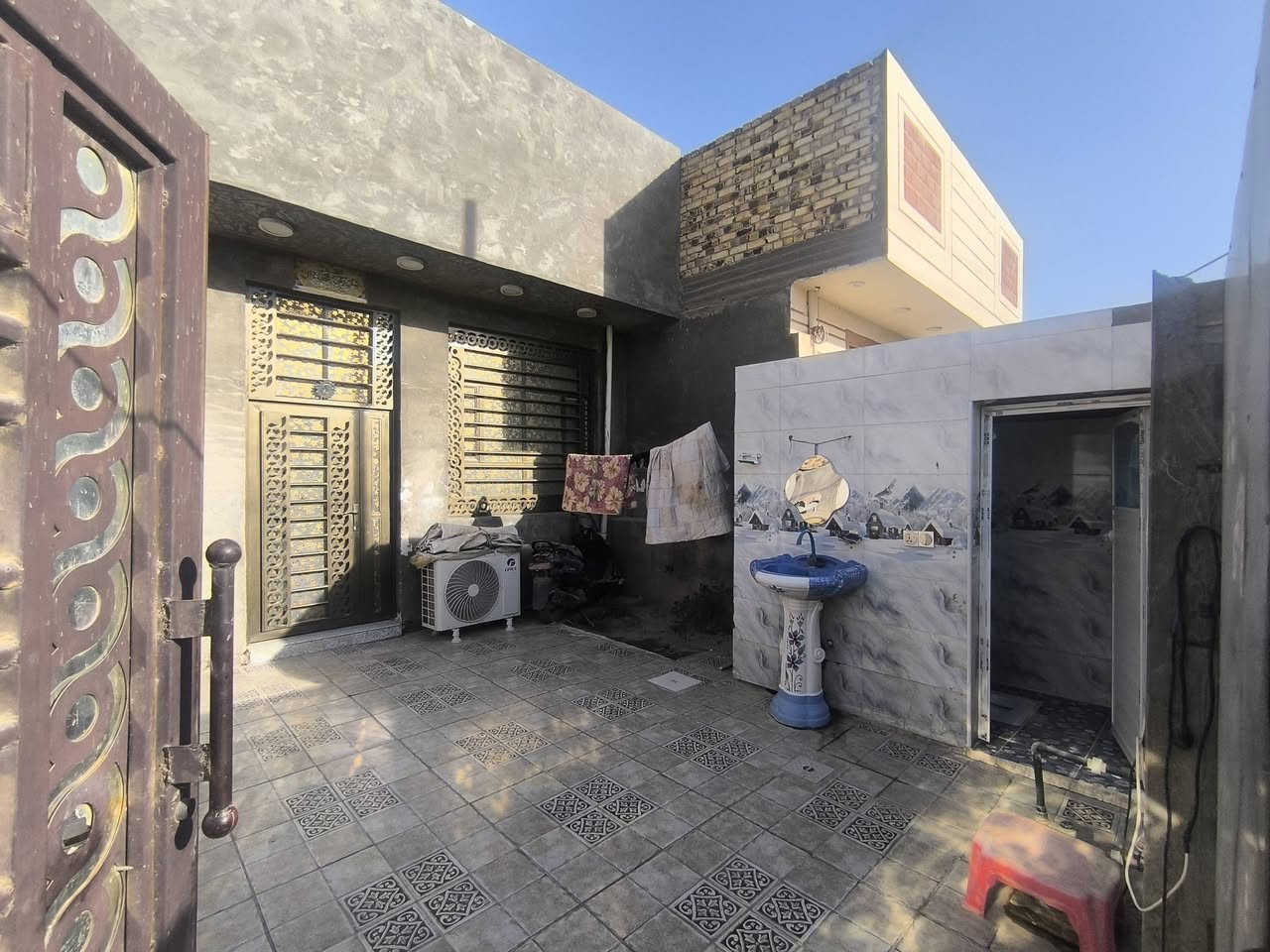 دار للبيع مركز الحله المساحه 200م طابو زراعي صرف سند 25
واجهه 10 النزال 20

الموقع شارع شريفه الرابط شارع 80 جهة كربلاء  وشارع 100

الموقع ع GPS

 https://maps.app.goo.gl/bTgYiA3YShooeeL58

يحتوي على
طابق واحد غرفتين نوم واحده بنظام السويت 
حديقه داخليه كبيره مع استقبال وهول وكلدور ومطبخ 
يوجد 3 مناور للغرف والمطبخ والكلدور
 البيت بناء حديث 
والمنطقه كاملة الخدمات ماء وكهرباء وجميع الخدمات الموقع جيد جدا مركز مدينة الحله الدار معروض بسعر 130 مليون من يرغب بالتواصل لمعرفة باقي التفاصيل  الاتصال بالرقم 

‏‪***********‬‏

متوفر واتساب ايضا
