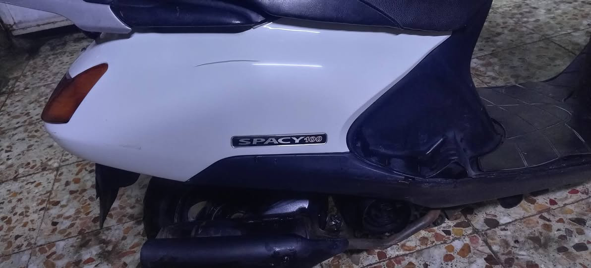 السلام عليكم للبيع سبيسي ياباني مابيه اي نقص تراي ناعم طسه كلش حلوه بس الدبل الأمامي نوعآ ما والخلفيات مابيهن شي شلعه معدل كهربائيات كله شغاله اشاير لايت ستاب لايت كيلو متر ميشتغل قفل جنطه بس يراد لسان والبريك الخلفي تخفيف مااعرف شبيه قمجي جديد وبنزات جديده ماكو بس يخفف الأمامي زين تشتغل سلف هندر محرك مجفت كله جديد  لاتنقيص ولا تبخير سعر 350 الف بي مجال المكان بغداد حي أور *********** راسلني عل واتساب
