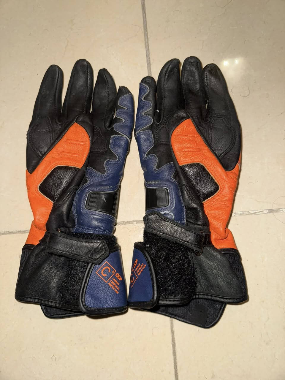 سلام عليكم جفوف من DAINESE (داينيز) قياس L M توصيل موجود سعر ٨٠ خاص او ***********
