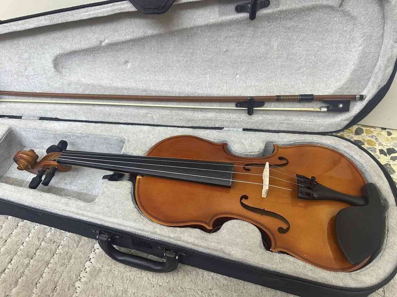 السلام عليكم كمان صيني حجم ٤/٤  كامل ملحقاته  مكاني الطوبجي ***********
